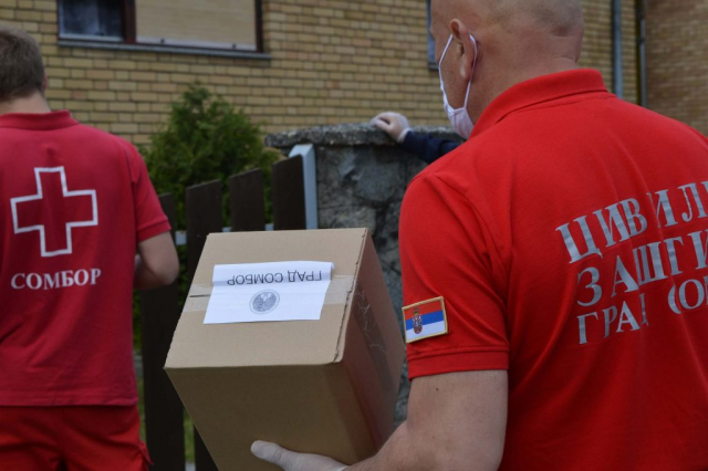 Пакете достављају волонтери Црвеног крста, чланови Службе цивилне заштите и месних заједница