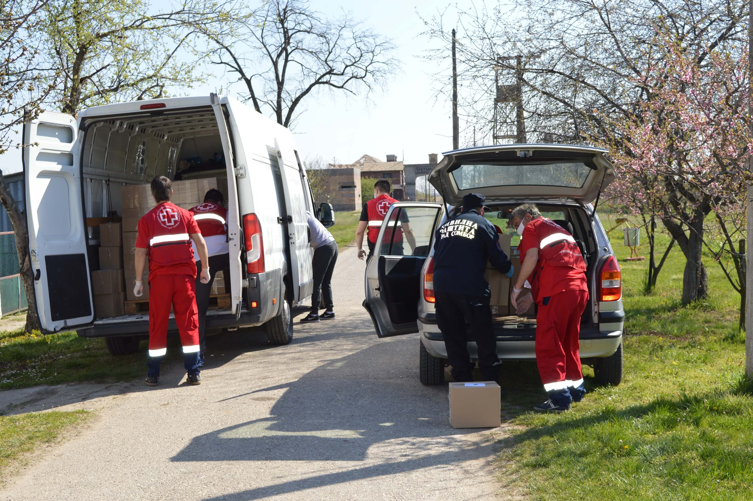 У логистици учествују волонтери Црвеног крста Сомбор и припадници Службе цивилне заштите