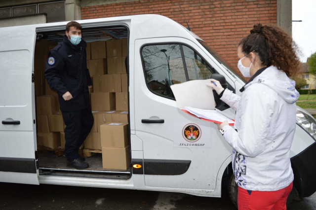 Пакете достављају волонтери Црвеног крста и чланови Службе цивилне заштите