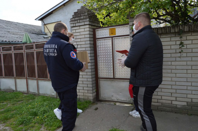 Пакете достављају волонтери Црвеног крста, чланови Службе цивилне заштите и месних заједница