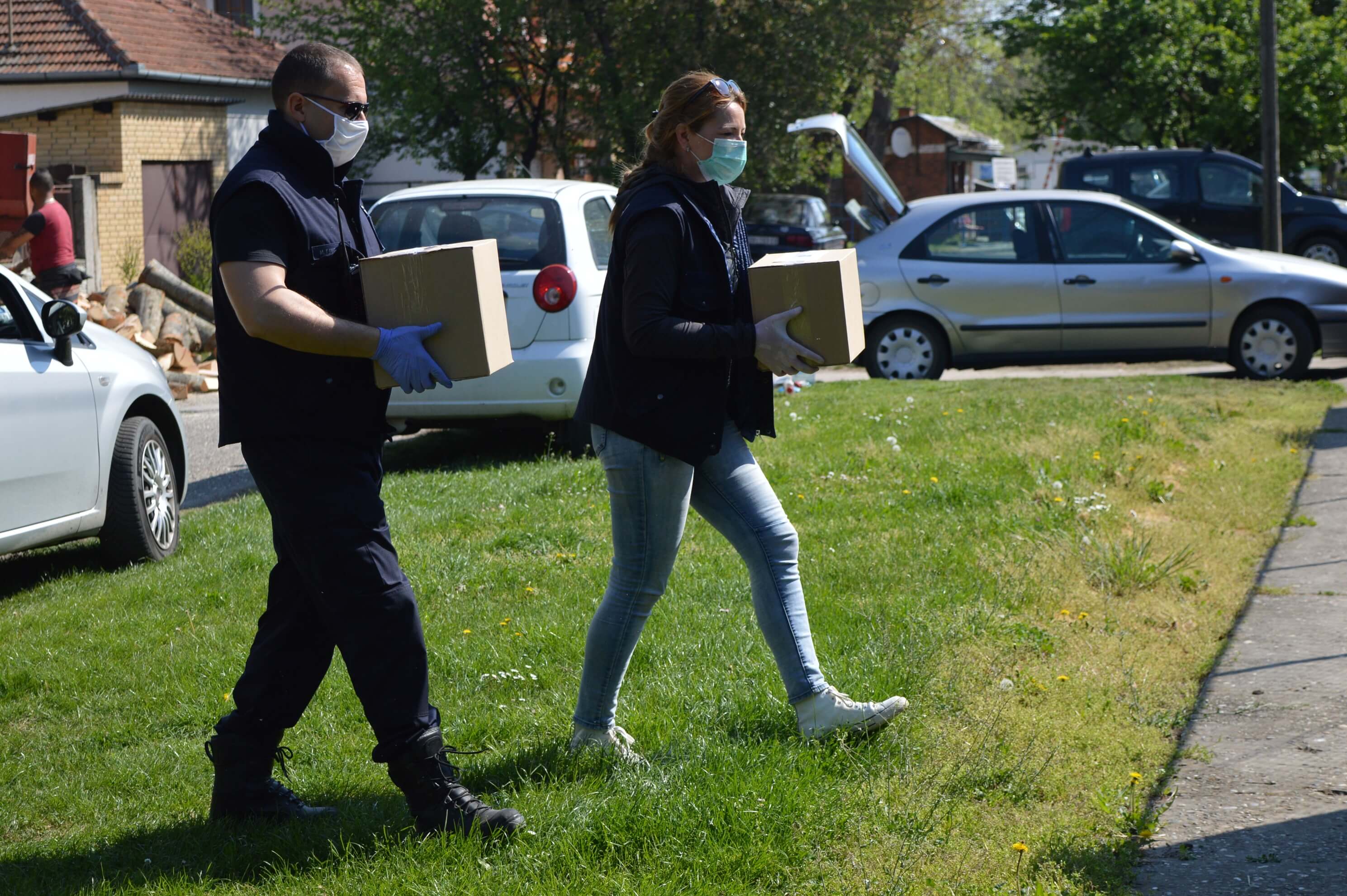 Пакете испоручују волонтери Црвеног крста, чланови Службе цивилне заштите и месне заједнице