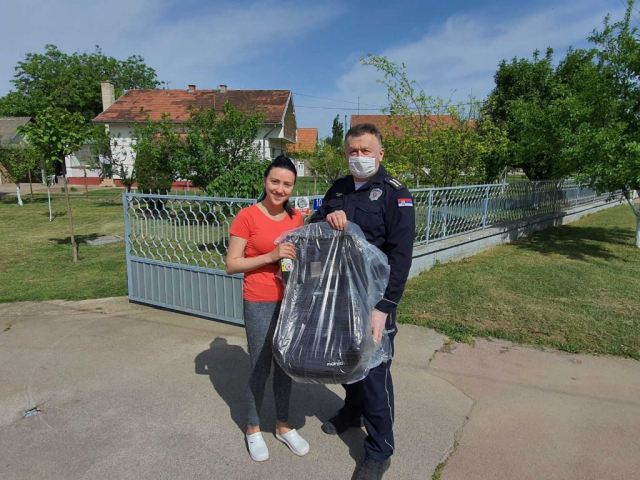 Чланови Савета за безбедност саобраћаја наставили су са поделом ауто седишта