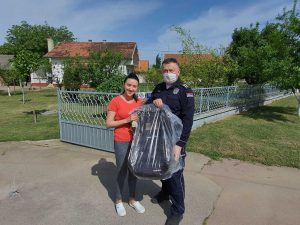 Чланови Савета за безбедност саобраћаја наставили су са поделом ауто седишта Чланови Савета за безбедност саобраћаја наставили су са поделом ауто седишта