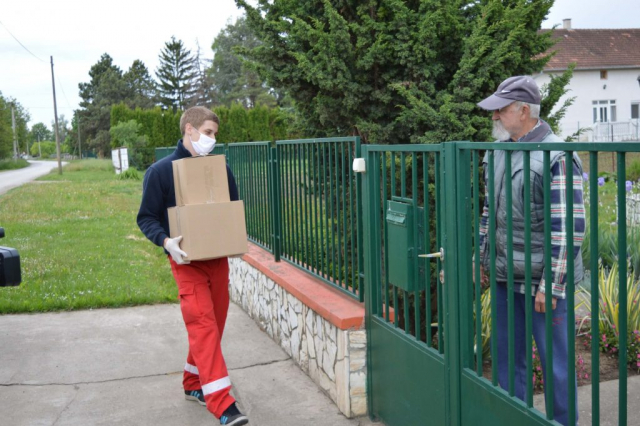 Пакете достављају волонтери Црвеног крста, чланови Службе цивилне заштите и месних заједница