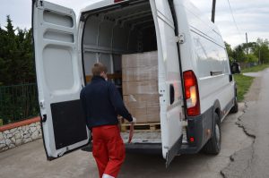 Пакете достављају волонтери Црвеног крста, чланови Службе цивилне заштите и месних заједница