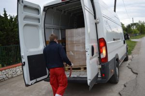 Пакете достављају волонтери Црвеног крста, чланови Службе цивилне заштите и месних заједница Пакете достављају волонтери Црвеног крста, чланови Службе цивилне заштите и месних заједница