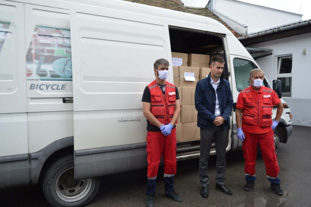 Пакете у насељена места достављају чланови Црвеног крста