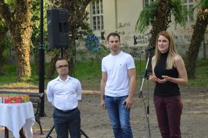 Председник Покрета малих људи Србије Милан Граховац, директор фирме "Мобилити" Немања Гладић и градоначелница Сомбора Душанка Голубовић Председник Покрета малих људи Србије Милан Граховац, директор фирме "Мобилити" Немања Гладић и градоначелница Сомбора Душанка Голубовић