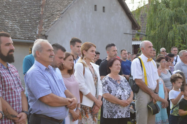 Светој литургији у Бездану присуствовали су и градоначелница Душанка Голубовић и заменик градоначелница Антонио Ратковић