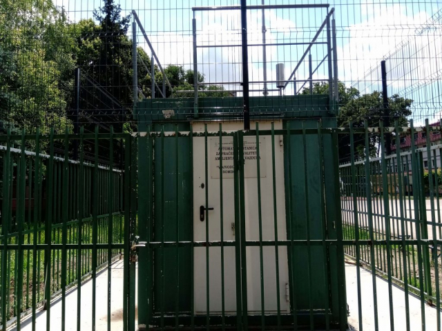 Аутоматска станица за мерење квалитета ваздуха пресељена у двориште ОШ „Аврам Мразовић“