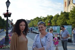 Директорка Сомборског филмског фестивала Весна Шашић и начелница Одељења друштвених делатности Градске управе Града Сомбора Невена Росић Директорка Сомборског филмског фестивала Весна Шашић и начелница Одељења друштвених делатности Градске управе Града Сомбора Невена Росић
