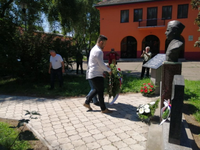 Полагање венаца на споменик Погинулим борцима у Кљајићеву