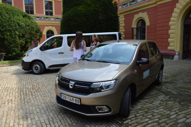 Возило марке Dacia Sandero и возило Renault Trafic од данас су у власништву Дома здравља