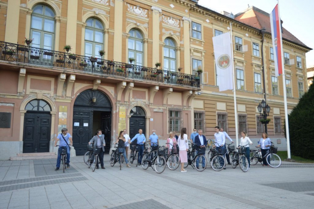 Градоначелник Антонио Ратковић са сарадницима током промоције „Дана без аутомобила“