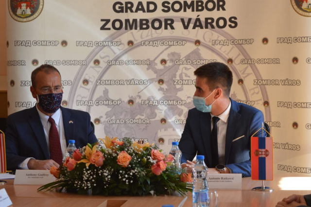 Градоначелник Антонио Ратковић се захвалио Амбасади САД за покровитељство „Ткачке колоније“ у Стапару