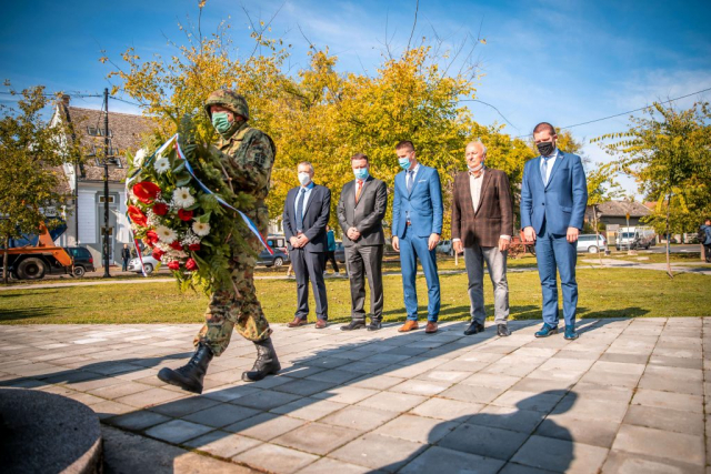 Полагање венца на Споменик жртвама фашизма