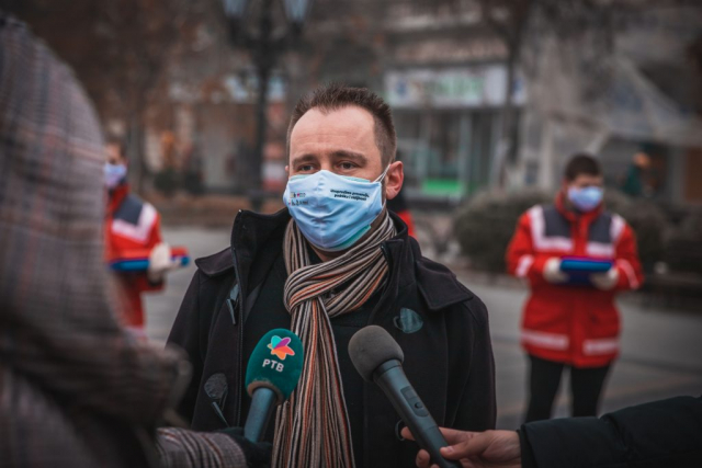 Срђан Влашкалич испред Сомборског едукативног центра