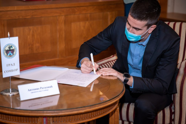 Потписани уговори са студентима које ће стипендирати Град Сомбор